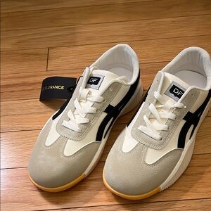 DeFlorance Cloudea Women’s size 40.5 (fits 9.5 to 10)